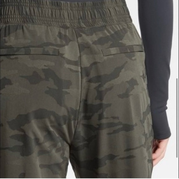 Athleta Brooklyn Textured Lined Lux Jogger Olive Camo Athleisure Gorpcore Size 8 - Picture 4 of 16